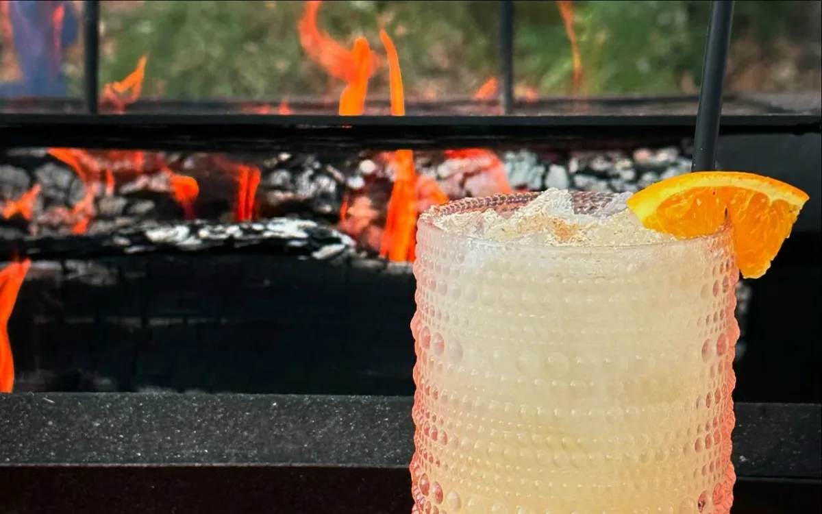 When in doubt - Rum drinks by the fire&hellip;
🍹🔥
#clambar #rum #painkillercocktail #portlandmaine #cocktail #mainefood