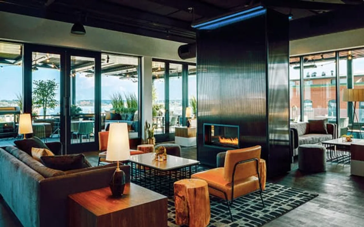Luna — restaurant photograph