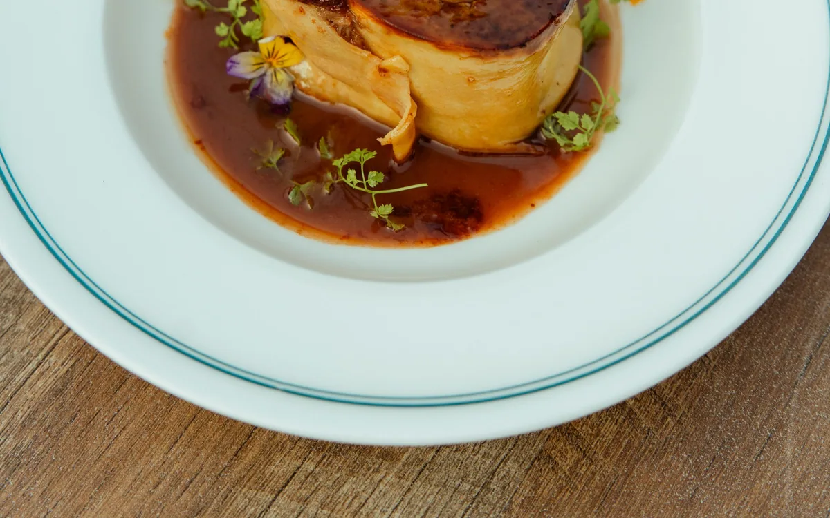 The Knotted Apron — restaurant photograph