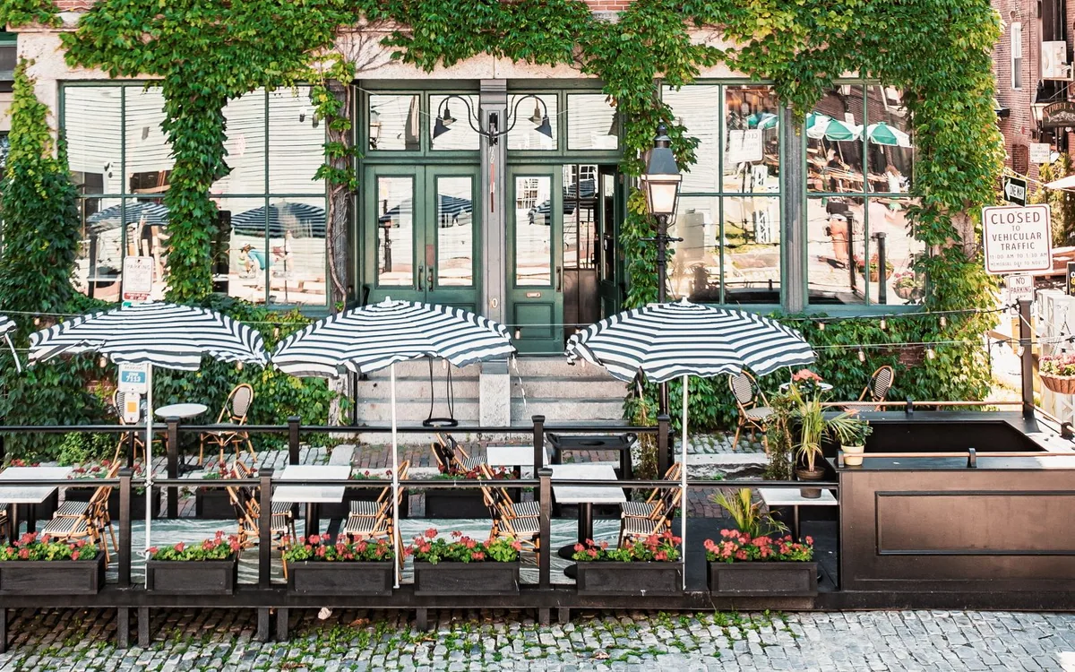 ViA VECCHiA — restaurant photograph