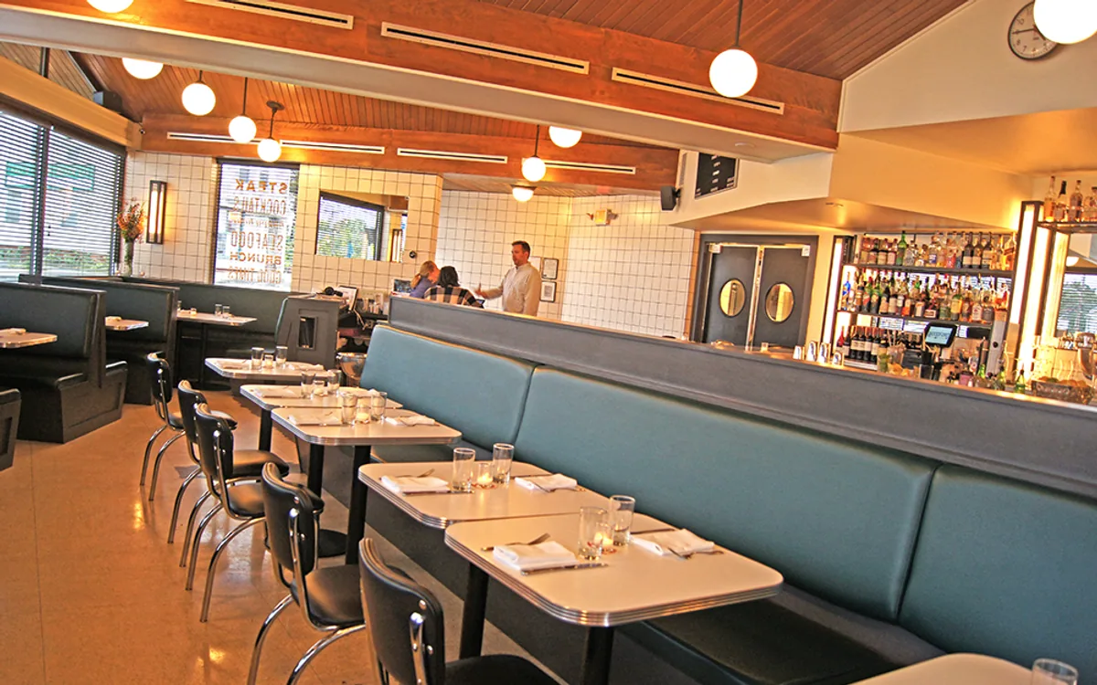 Woodford Food & Beverage — restaurant photograph